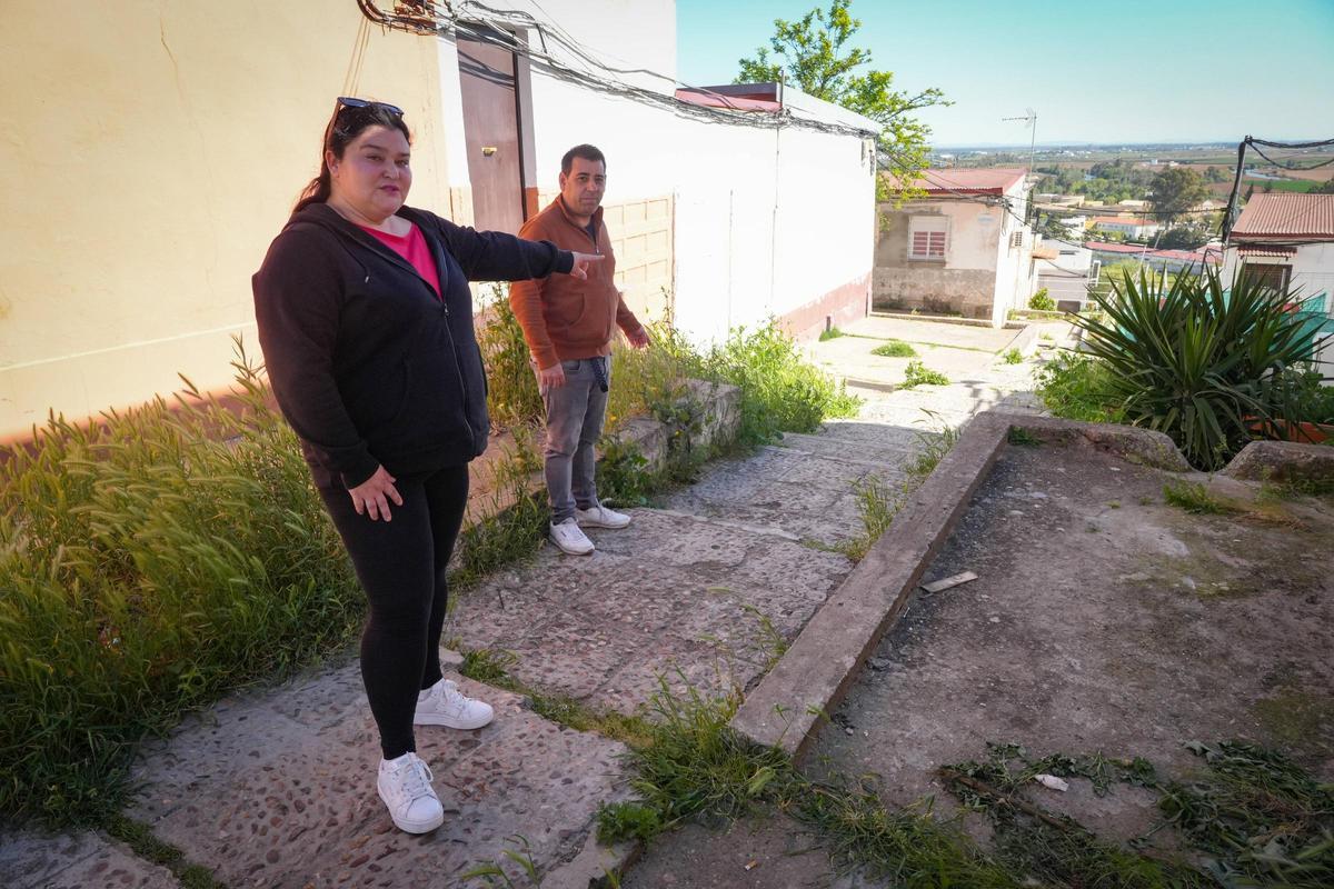 La nueva presidenta señala una de las zonas del barrio con problemas de accesibilidad.