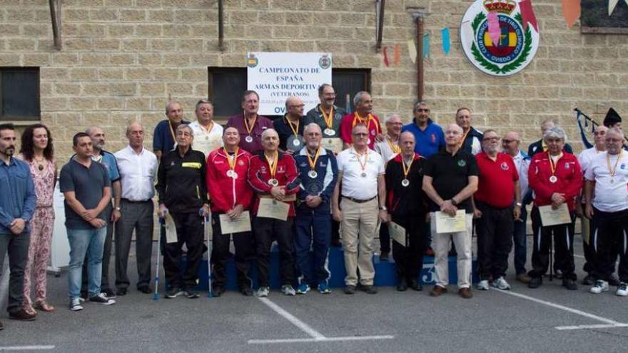 Medallistas y directivos posan con sus trofeos tras las tiradas en las instalaciones del Club Principado.