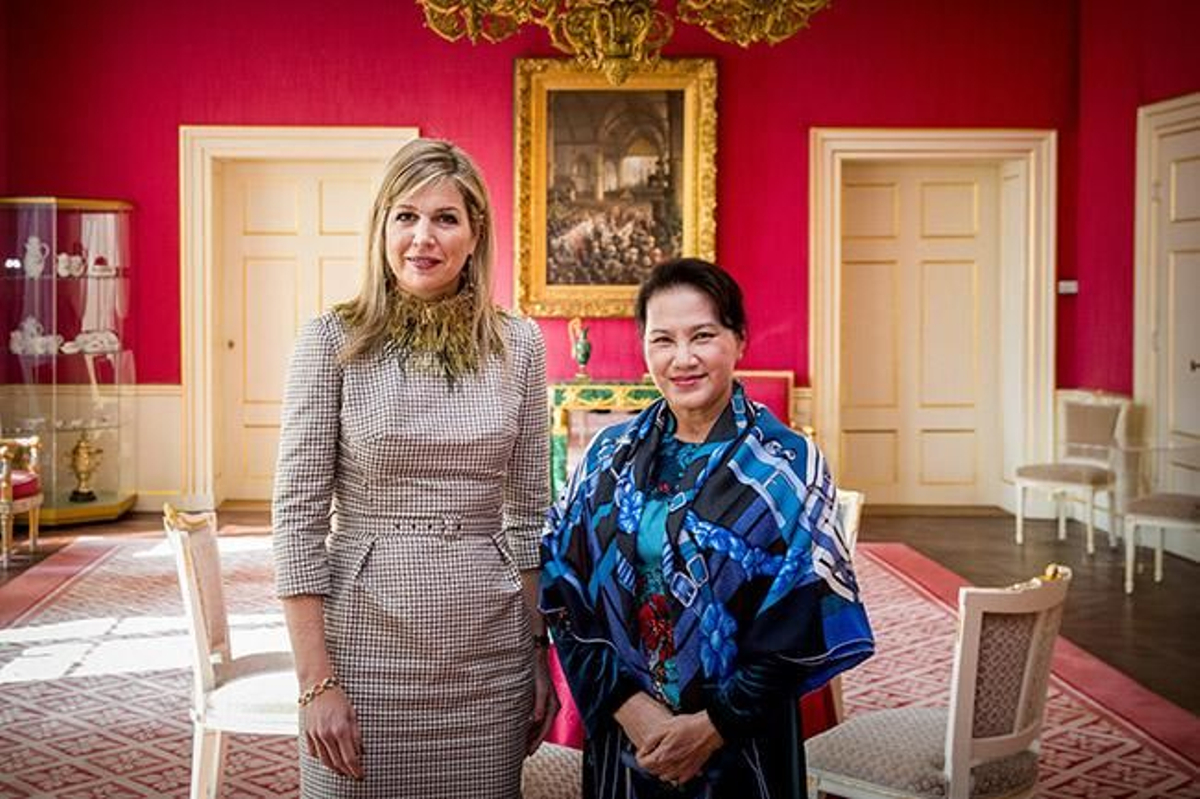 Máxima de Holanda junto a Nguyễn Thi Kim Ngan