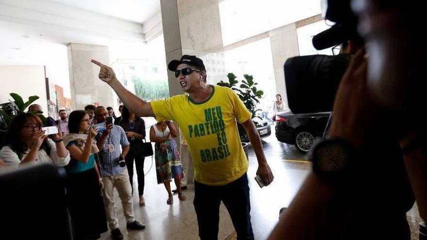 Un partidario de Bolsonaro increpa a Haddad en una rueda de prensa del candidato izquierdista. // Reuters