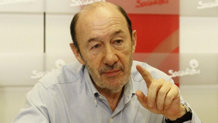 Rubalcaba denuncia la posición de Rajoy con el aborto