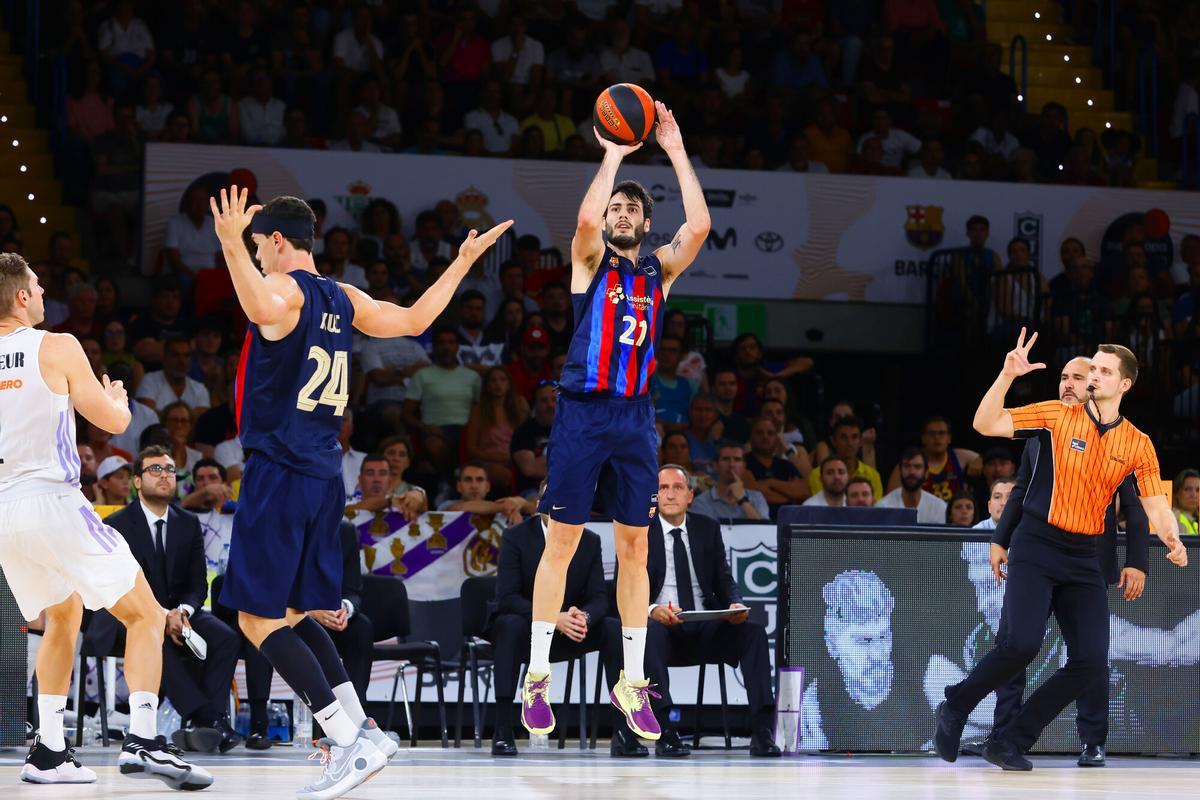 Abrines lanza a canasta en la final de la Supercopa ante el Madrid