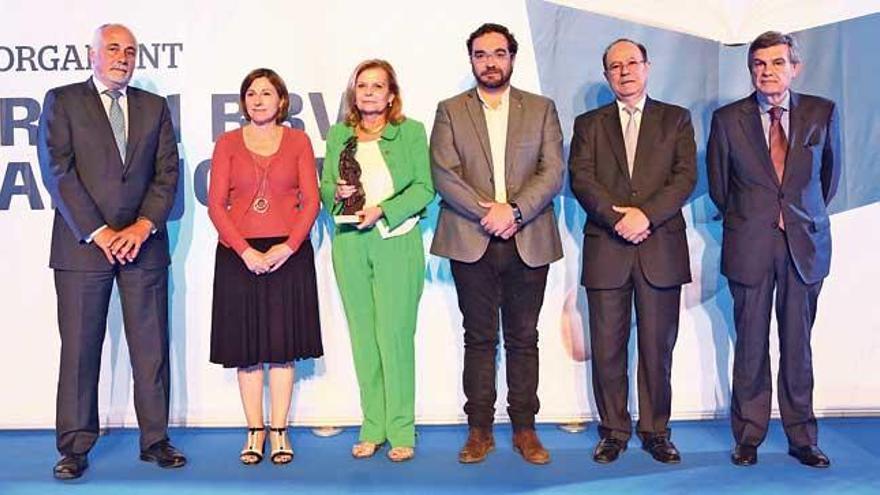 Carme Riera recibió ayer el Premi Sant Joan en un acto celebrado en el Saló Modernista de la Antiga Caixa Sabadell.