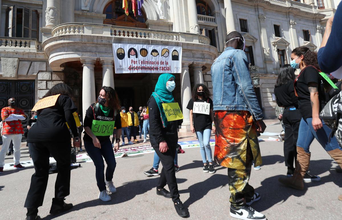 Valencia . Concentracion en el ayuntamiento de Valencia por el dia mundial contra el Racismo