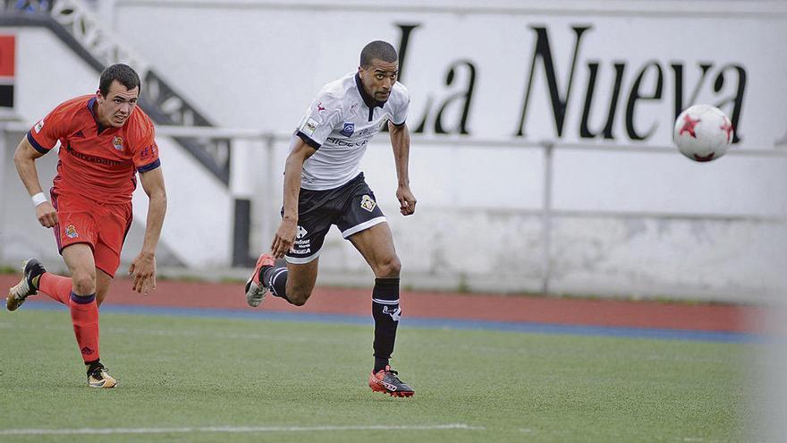 Thaylor pugna corre por un balón durante un partido con el Caudal.