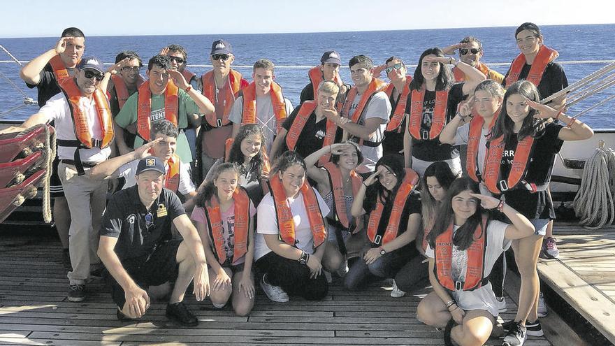 Los participantes en la expedición del colegio Santa María del Naranco, en la cubierta del &quot;Creoula&quot;.