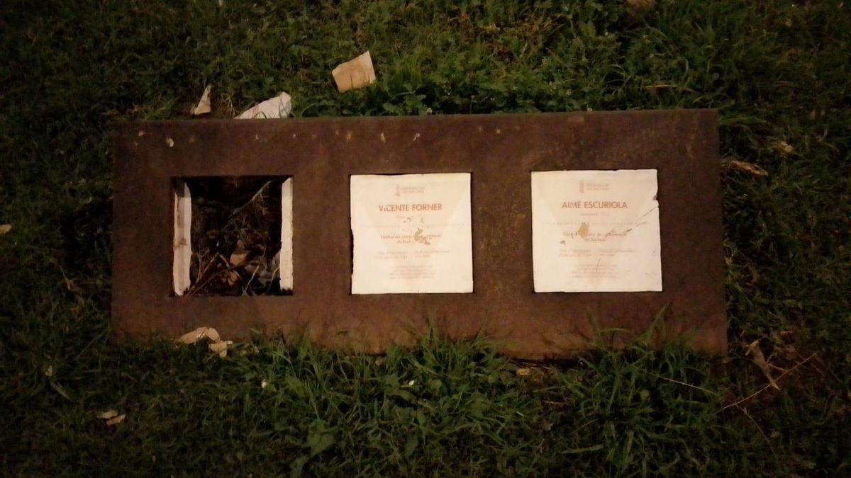 Los daños se centran sobre todo en la placa de la izquierda de todo, que los vándalos han partido.