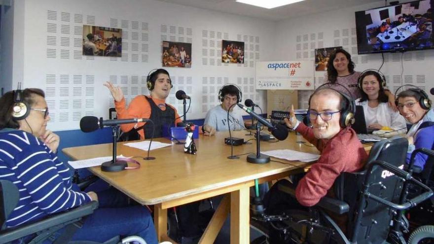 Aspace de A Coruña y Málaga impulsan un programa de radio conjunto