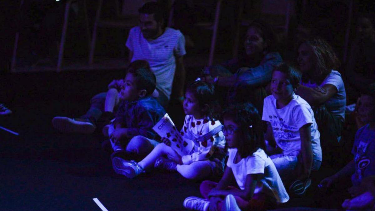 Padres y niños disfrutan del espectáculo en el Etnográfico. | Emilio Fraile