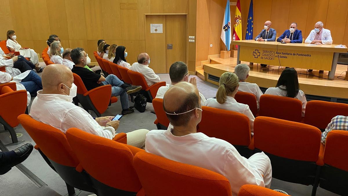 Comesaña (centro de la mesa) en el anuncio de José Flores como nuevo gerente del área sanitaria de Pontevedra