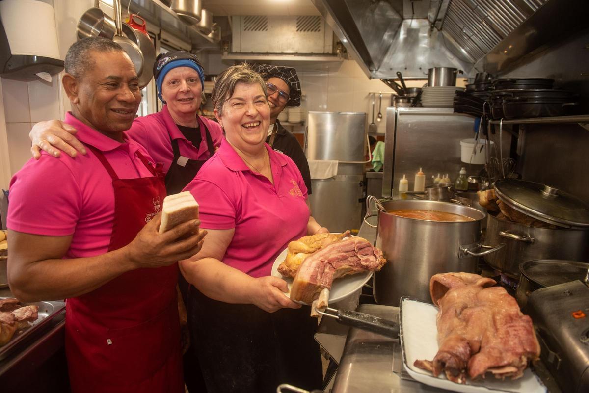 El equipo de Mesón Os Castros prepara el tradicional cocido de los martes