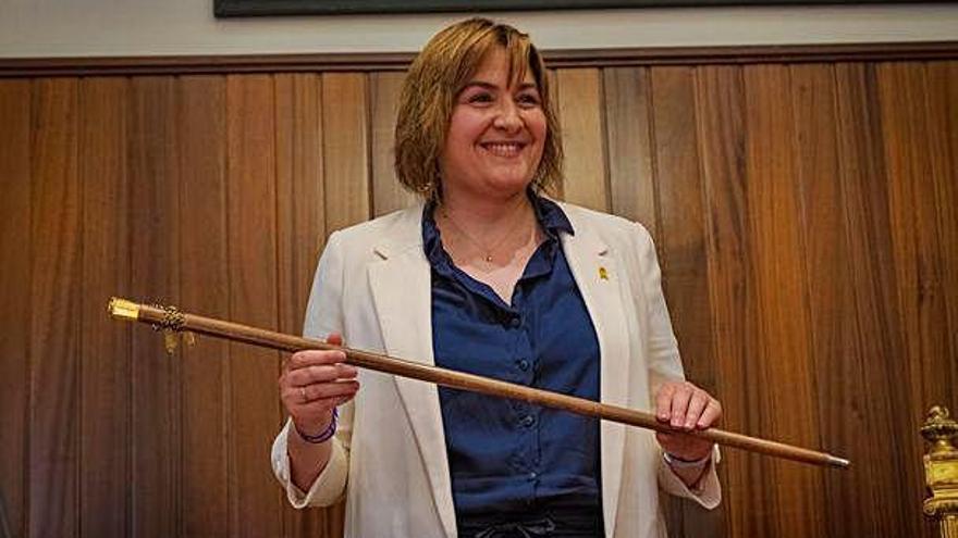 Agnès Lladó recollint la vara d&#039;alcaldessa en el ple d&#039;ahir.