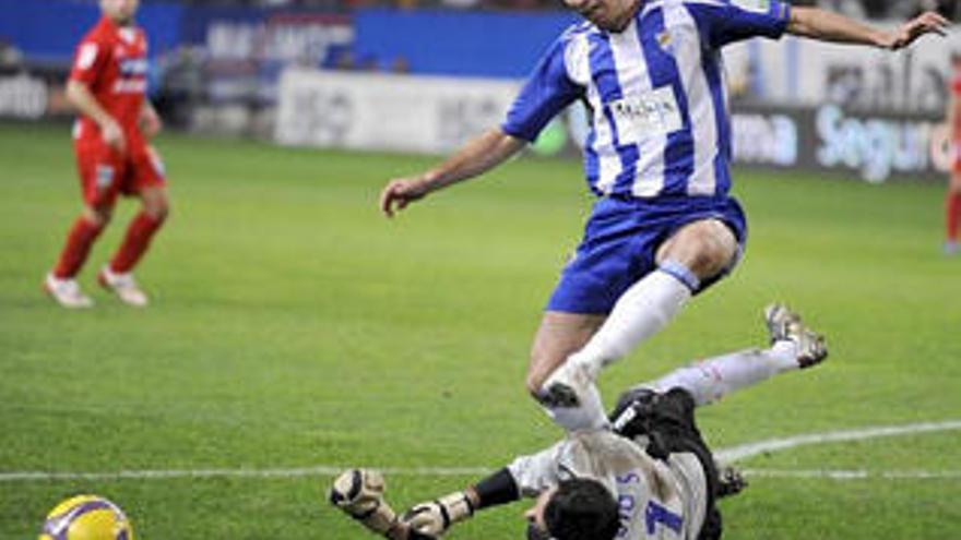 Sergio Sánchez sale a los pies de Luque, jugando en Primera División, contra el Málaga