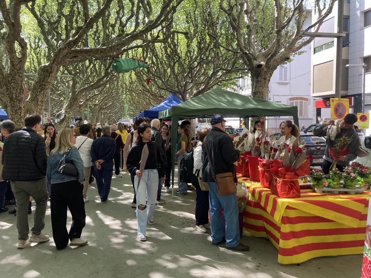 Les parades de llibres i roses al passeig Joan Brudieu
