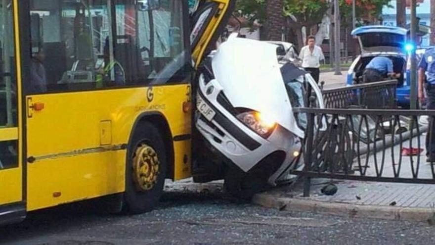 Una guagua arrolla a un coche en un accidente en Las Palmas de Gran Canaria en agosto de 2012.