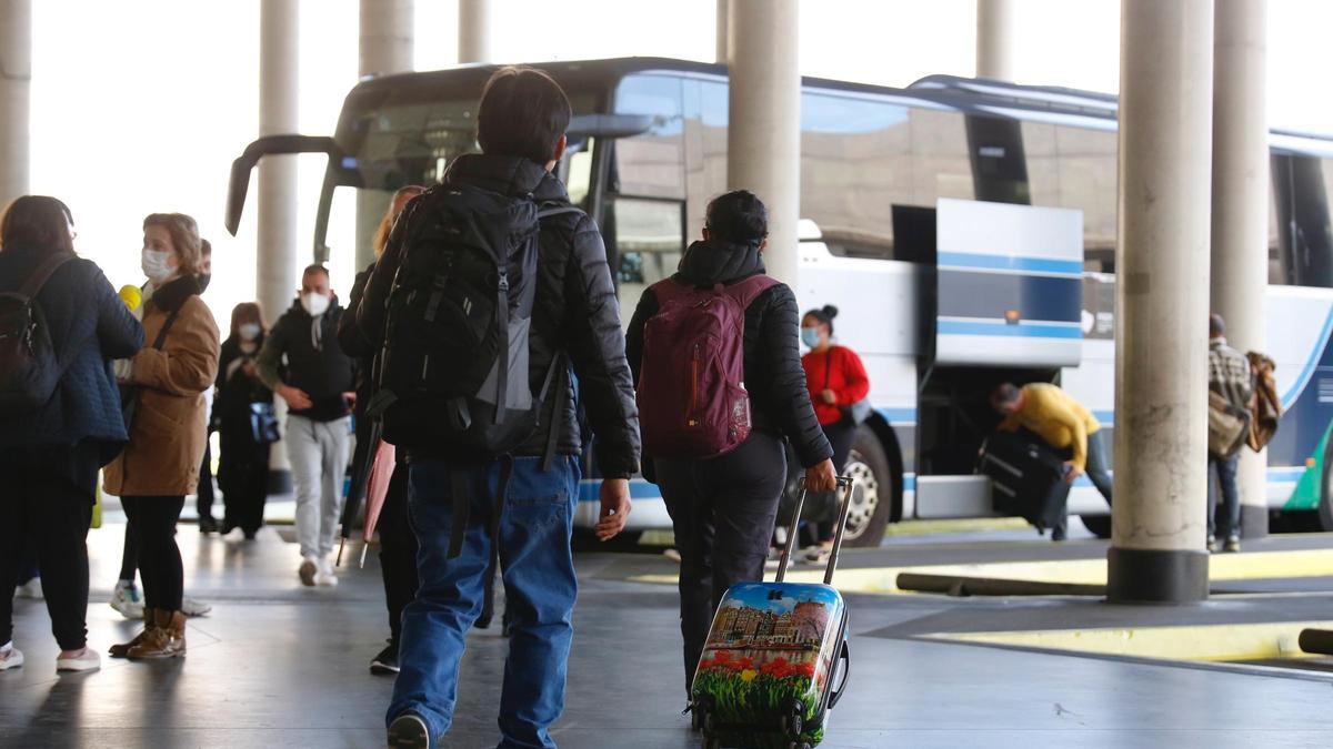 Viajeros en la estación de autobuses de Córdoba.