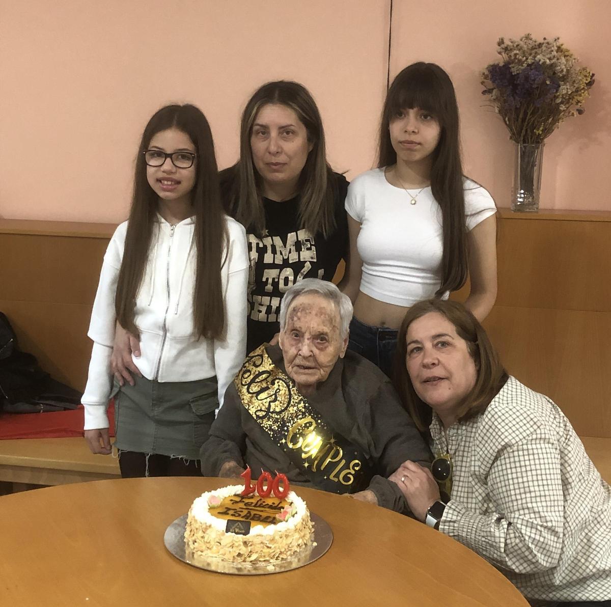 Isabel, con sus nietas y biznietas en la celebración de su cumpleaños.