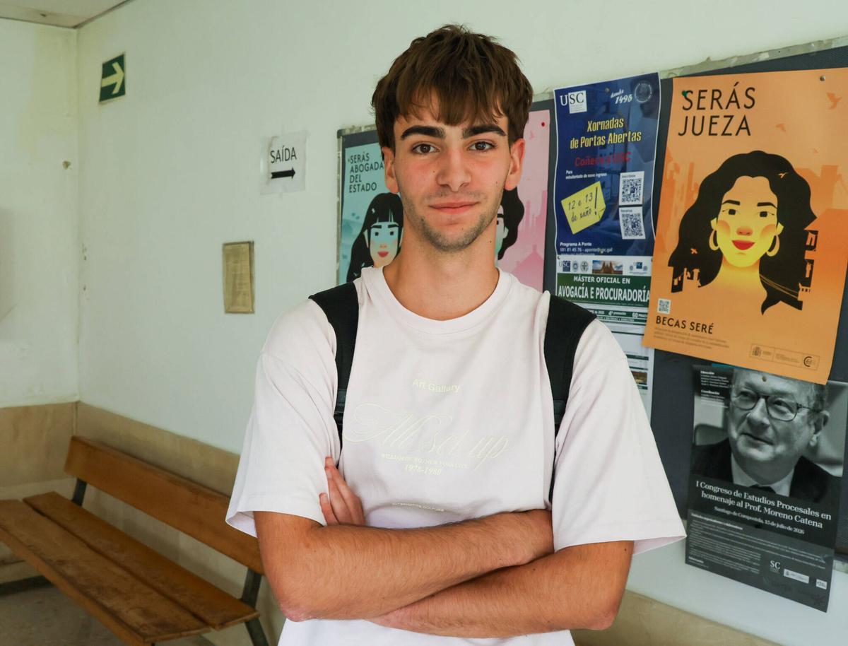 FARO SANTIAGO. ALUMNOS EN LA CONVOCATORIA EXTRAORDINARIA DE LA PAU EN LA FACUTAD DE DERECHO. XOAN ALVAREZ