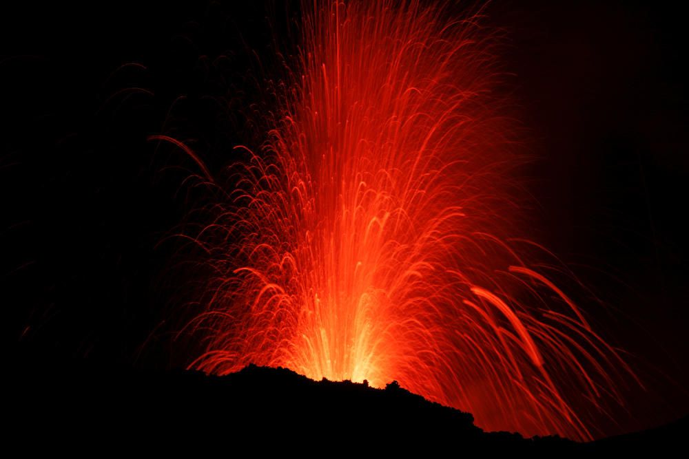 L''Etna entra en erupció.