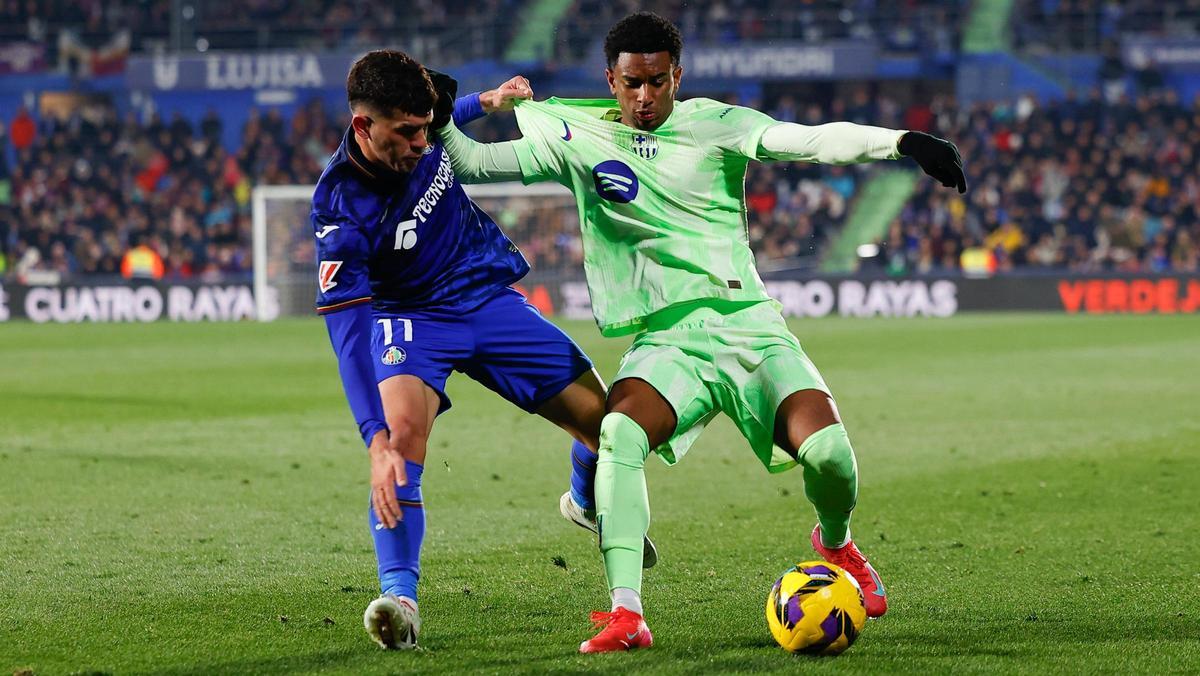 Balde, ante Aleñá, en una jugada del Getafe-Barelona.
