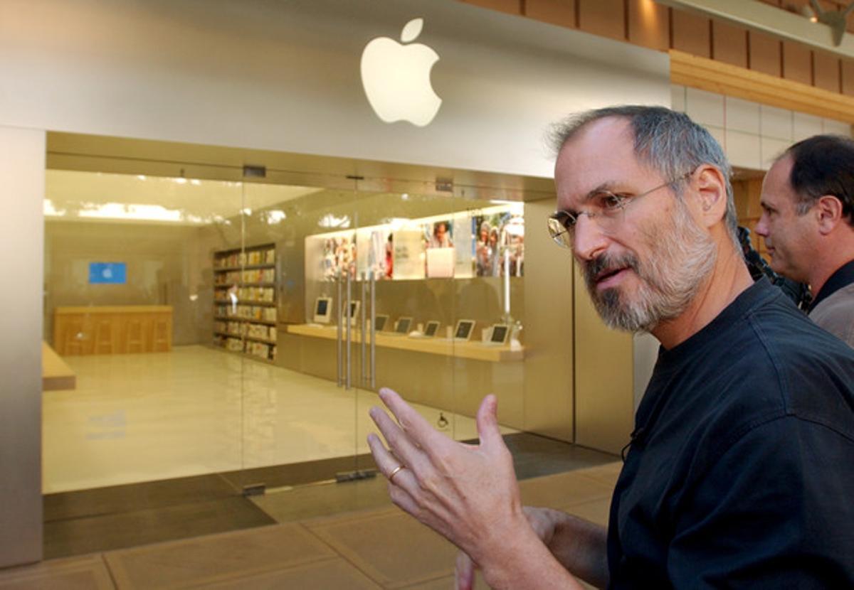Steve Jobs, ante la primera Apple Store, tras la operación de cáncer en el 2004.