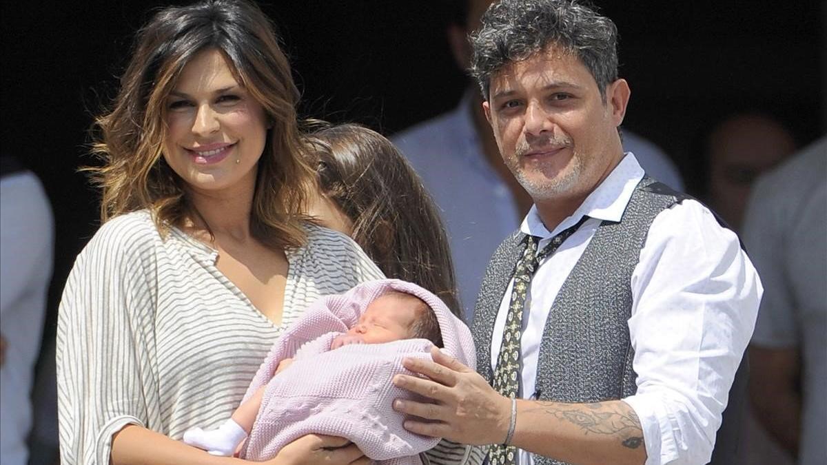 zentauroepp26775318 spanish singer alejandro sanz and wife raquel perera present201014161353