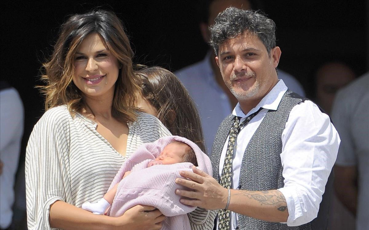 zentauroepp26775318 spanish singer alejandro sanz and wife raquel perera present201014161353