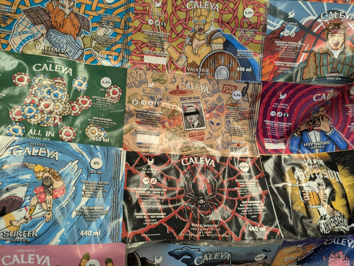 Pegatinas de algunas de las 215 variedades elaboradas por Caleya.