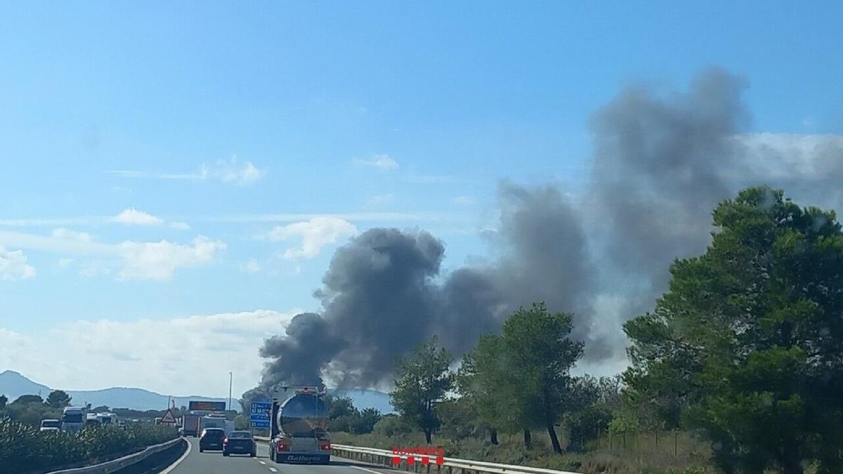 04/11/2025 Cortada la AP-7 entre L'Aldea y Camarles (Tarragona) en sentido sur por el incendio de un camión. La AP-7 entre L'Aldea y Camarles (Tarragona) en sentido sur hacia Valencia ha quedado cortada por el incendio de un camión este martes sobre las 12.48 horas. SOCIEDAD BOMBERS DE LA GENERALITAT