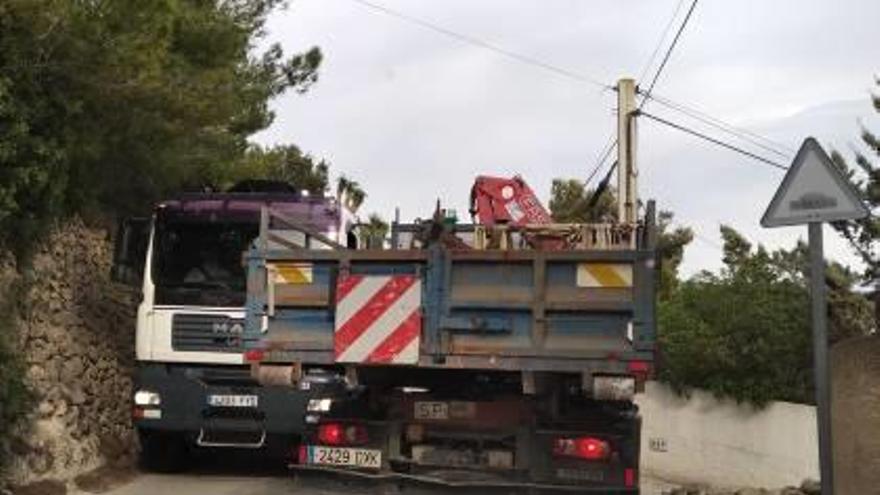 Los camiones de las obras causan atascos en el vial de Pedramala de Benissa