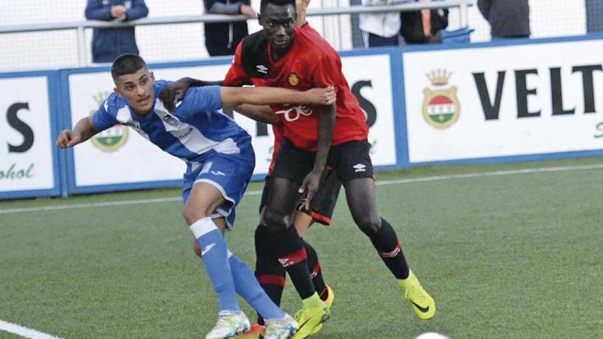 Alpha, en un partido con el juvenil de División de Honor del Mallorca.