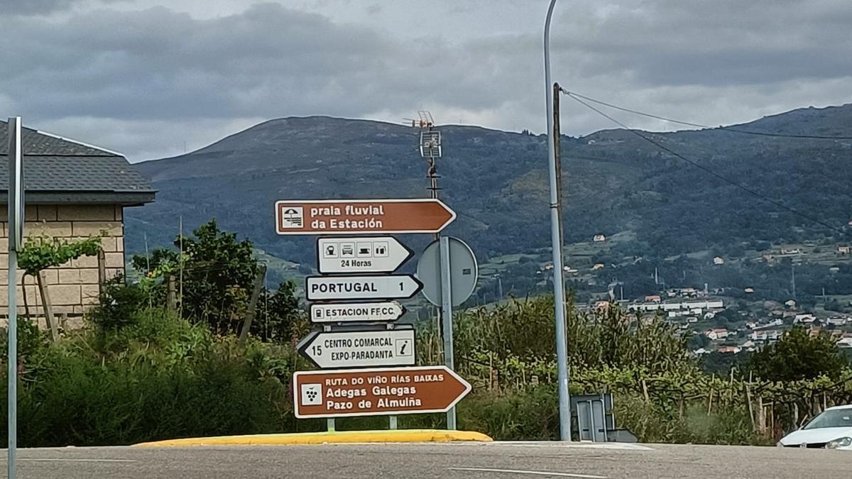 Indicación hacia la Praia Fluvial da Estación en Arbo.