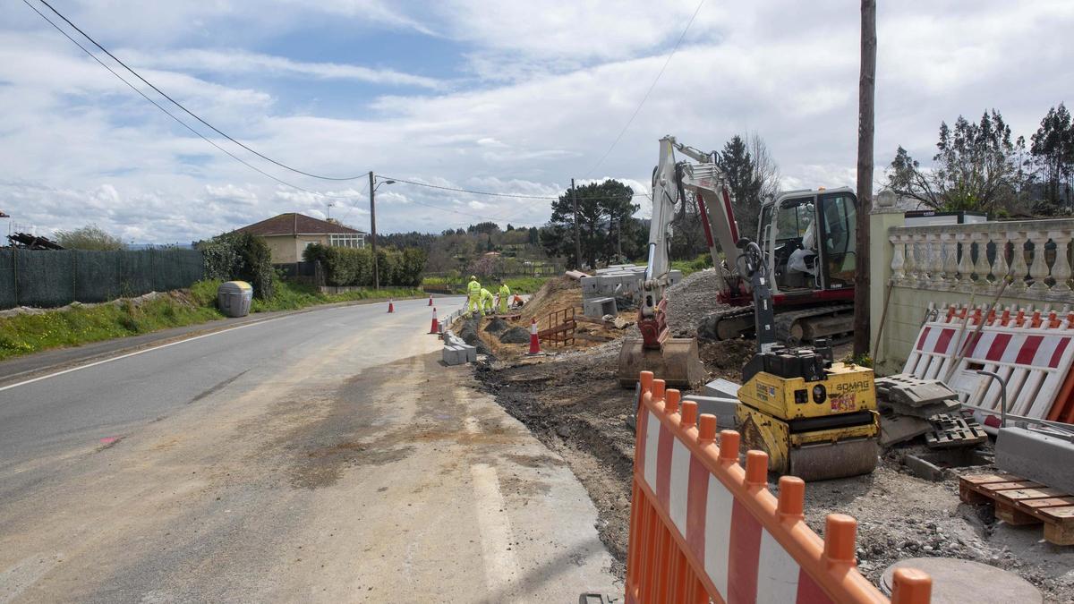 Obras de construcción de las aceras en A Patiña, Cambre, este jueves.