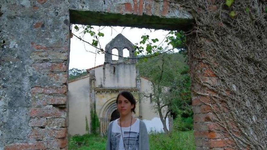 María de la Vega, con la iglesia del monasterio de San Antolín de Bedón detrás.