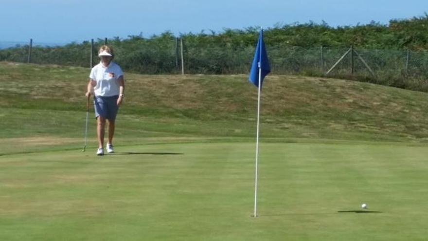 Esperanza Aguirre juega al golf en Ribadesella