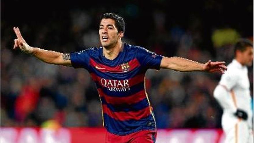 Luis Suárez celebra una de les dues dianes que va anotar dimarts contra el Roma al Camp Nou.