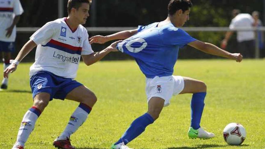 Borja agarra a Coutado en el partido ante el Oviedo B de la pasada temporada.