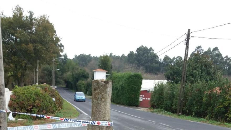 Un coche parte un cruceiro en Bergondo