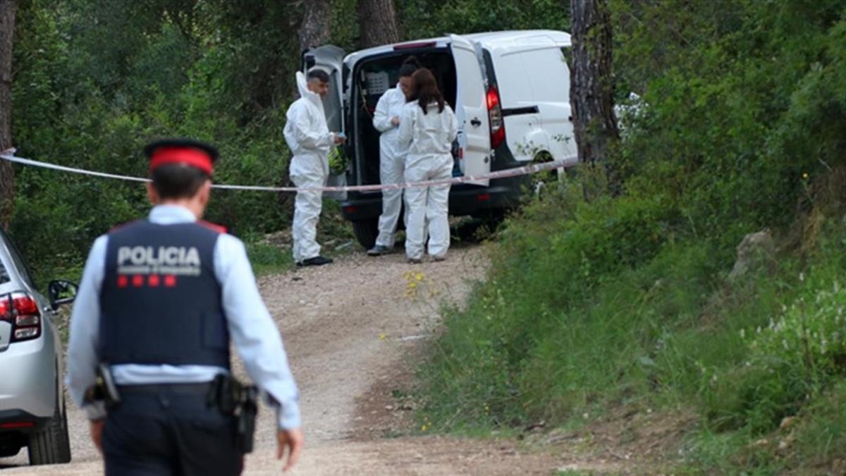 Hallaco un cadáver en un coche calcinado cerca del pantano de Foix