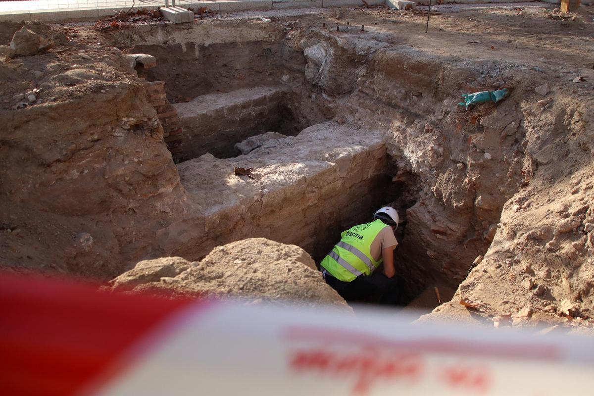 Un arqueólogo trabaja en la zona donde se han hallado restos de muralla, este miércoles.