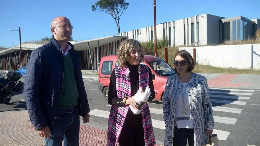 Peña, flanqueada por Serantes y Esperón, con la pousada al fondo, cubierta de maleza. // N.P.