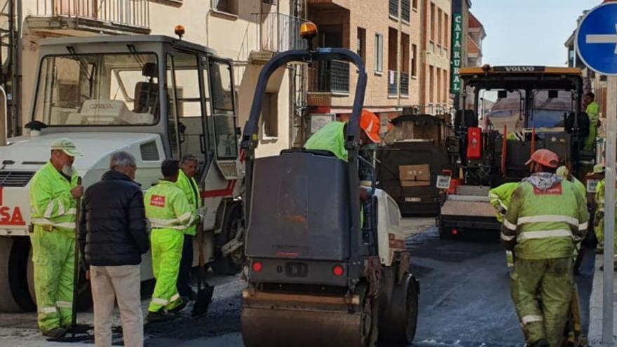 Benavente: Completados los trabajos de fresado y de pavimentación de la calle Santa Cruz