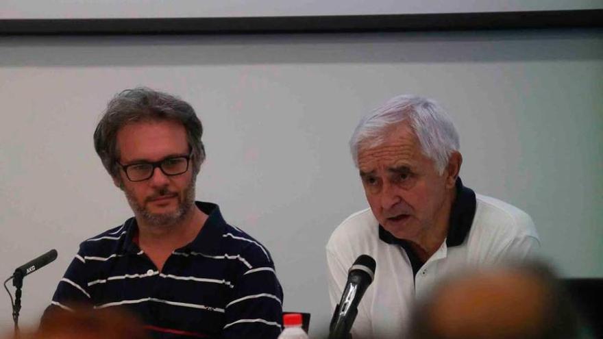 Iván Muñiz escucha a Fernández Conde, ayer, durante la conferencia que el segundo ofreció en el Valey de Piedras Blancas.