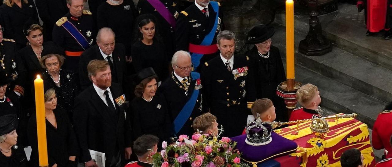 Felipe VI y Juan Carlos I, sentados juntos en el funeral de Isabel II.