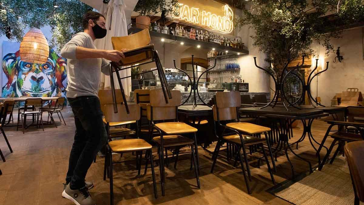 Un empleado prepara el bar para la apertura el pasado día 23 de noviembre.