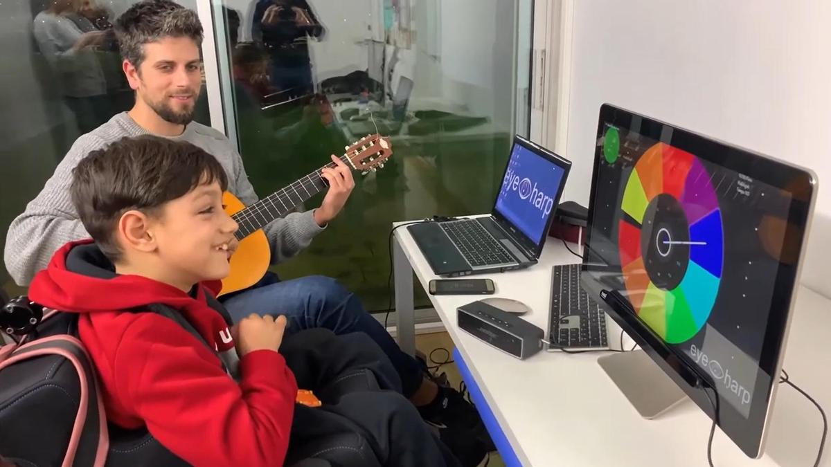 Ismael toca el EyeHarp junto a su profesor Zacharias Vamvakousis.