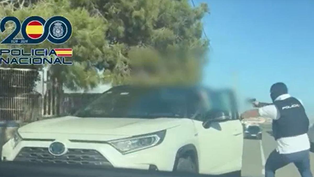 Un agente de la UDYCO de la Policía Nacional en un momento de la operación que desarticuló en Málaga a una banda especializada en el robo de vehículos todoterrenos y SUV.