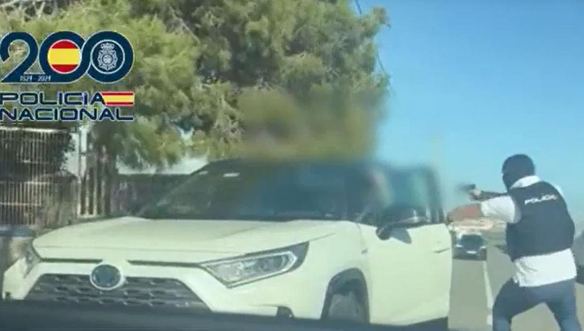 Un agente de la UDYCO de la Policía Nacional en un momento de la operación que desarticuló en Málaga a una banda especializada en el robo de vehículos todoterrenos y SUV. Un agente de la UDYCO de la Policía Nacional en un momento de la operación que desarticuló en Málaga a una banda especializada en el robo de vehículos todoterrenos y SUV.