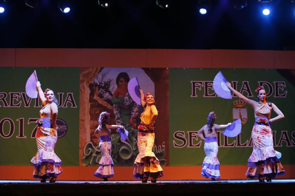 La Feria de Sevillanas 2017 comenzó anoche con una gran afluencia de público, actuaciones flamencas y de sevillanas, gastronomía y casetas, en el recinto portuario de Torrevieja