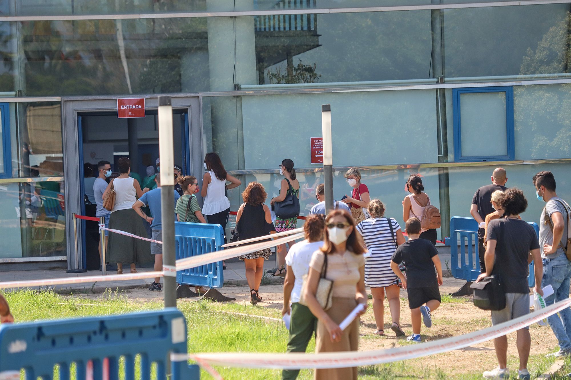 Torrevieja realiza test rápidos de covid a 1.500 profesores y personal no docente de todos sus centros educativos tras la polémica con la Generalitat